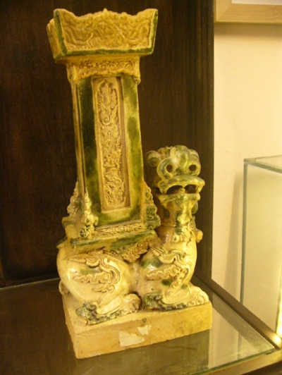 A lamp from the reign of King Le Trung Hung in the XVI century.