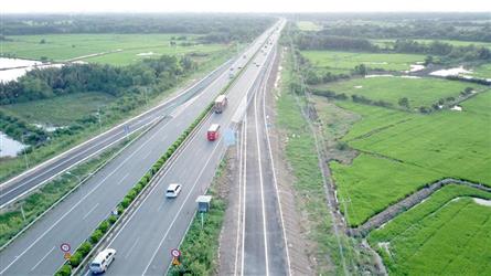 Vietnam calls for foreign investment into major transport projects