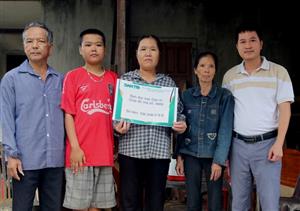 Poor Ha Tinh family receives support to treat four ill members