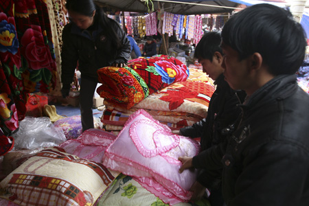 Các chàng trai Mông xuống chợ mua chăn gối chuẩn bị cho ngày cưới.