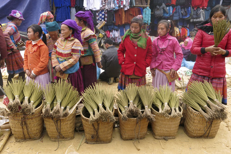 Những người Mông Hoa bán hương ở chợ.