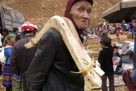 Một người đàn ông người Mông vừa mua được đôi vai cày.
