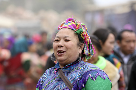 Một phụ nữ người Mông ở chợ Cán Cấu.
