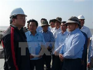 Deputy PM inspects sea dykes in Ca Mau