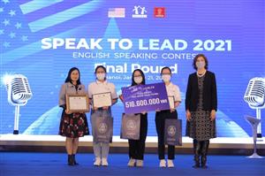 US official congratulates Vietnamese students at English speaking contest