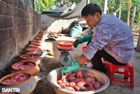 Ha Nam villagers busy preparing braised fish for Tet