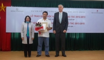 Danish Ambassador to Vietnam John Nielsen and HCYU Secretary Nguyen Thi Ha present the first prize to Nguyen Ngoc Hoai Nam