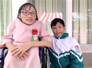  Girl with brittle bone disease opens class for poor students