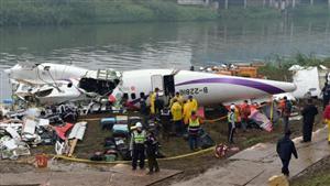 Rescuers scour Taiwan crash site as pilot hailed a hero
