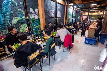 Hanoi restaurants overcrowded after Tet holiday