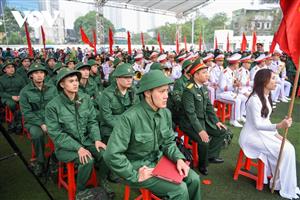 Thousands of Hanoi young people join military service