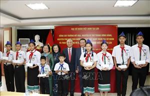 Scholarships given to disadvantaged oversea-Vietnamese students in Laos