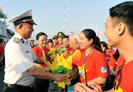 Sáng 25/4, tại Lữ đoàn 125, Quân cảng Hải quân (quận 2, TPHCM), Trung ương Đoàn TNCS Hồ Chí Minh phối hợp Bộ tư lệnh Quân chủng Hải quân tổ chức buổi lễ tiễn đoàn Hành trình “Tuổi trẻ vì biển đảo quê hương” năm 2016 lên đường.