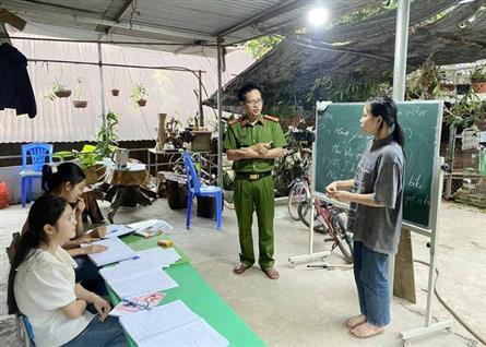 Police officer runs free English class for poor children in Lai Chau