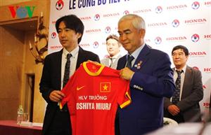 Toshiya Miura coaches national football team