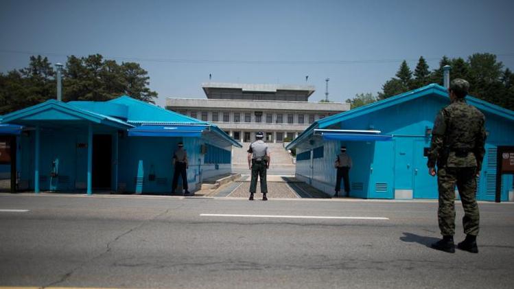 Sout Korean soldiers face the North Korean side of the truce village of Panmunjom in the Demilitarized Zone (DMZ) between North and South Korea on May 14, 2014