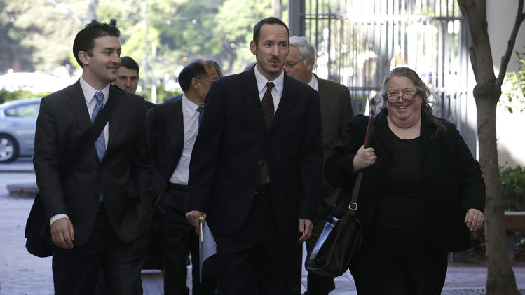 FILE - In this Tuesday, April 29, 2014, file photo, apple attorney Rachel Krevans, right, walks with others to a federal courthouse in San Jose, Calif. A California jury determined Friday May 2, 2014, that Samsung infringed Apple smartphone patents and awarded $120 million damages. (AP Photo/Jeff Chiu, File)