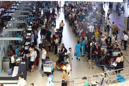 Noi Bai, Tan Son Nhat airports see over 200,000 passengers as holiday ends