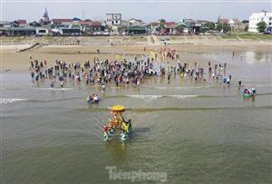 Whale worshipping festival held in central province
