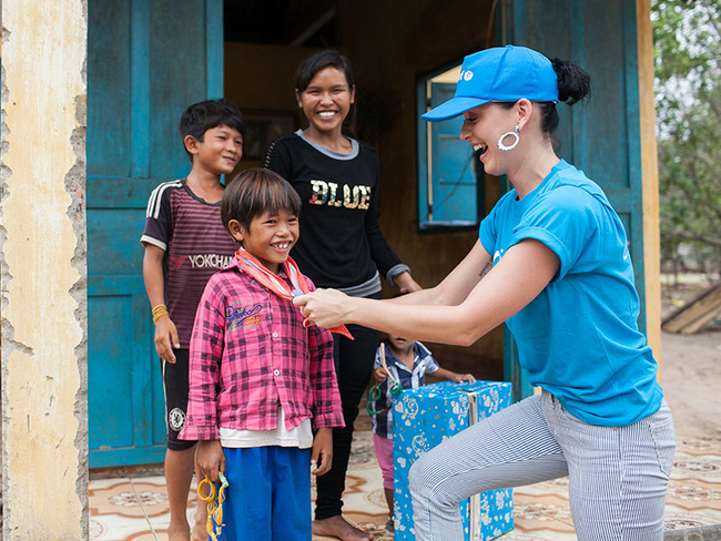 Katy Perry xúc động kể lại chuyến thăm trẻ em nghèo tại Việt Nam - Ảnh 1.