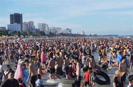 Sam Son beaches jammed during hot weekend