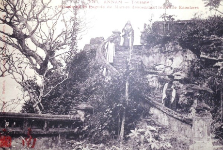 Các nhà sư rảo bước trên những bậc thang đá lên ngôi chùa khuôn viên Ngũ Hành Sơn..