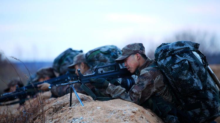 This picture taken on April 9, 2014 shows soldiers taking part in an exercise in Heihe, in northeast China&#39;s Heilongjiang province