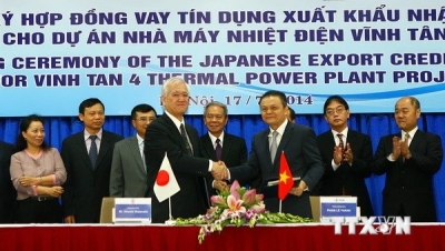 Representatives from the EVN and the Japan Bank of International Co-operation ink the contract. (Credit: VNA)