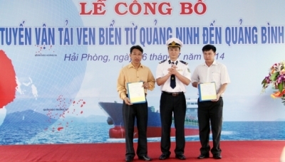 Presenting licences to ships Hoang Hai 26 and Thai Ha 28 at the launch