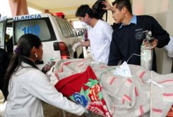 Medical personnel transport a wounded man at the Palmasola prison in Santa Cruz, Bolivia, on August 23, 2013. At least 29 people were killed and about 50 others wounded Friday at a prison in eastern Bolivia as clashes between rival gangs ended in a huge fire, a top official said.