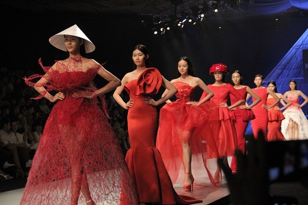 900 designs on show at VN Spring/Summer 2016 Fashion Week