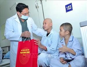 PM presents Mid-Autumn-Festival gifts to child patients