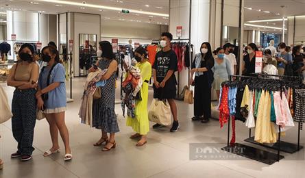 HCM City people rush to fashion shops