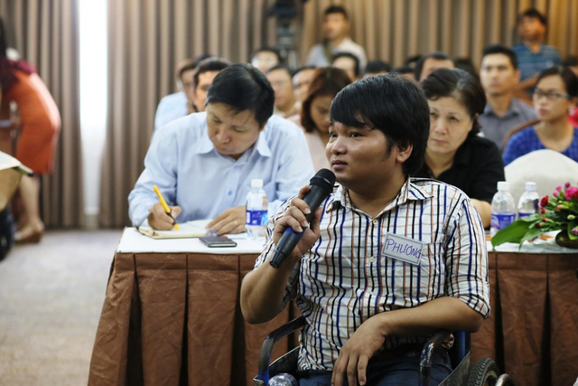 Tran Phuong complained about difficulties for the disabled in using public buses at the event