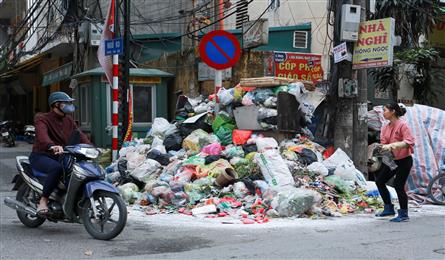 Slow compensation annoys residents living near Hanoi dump