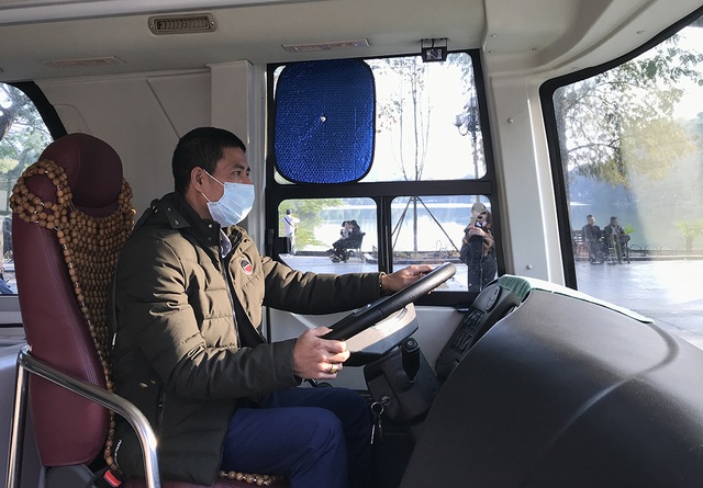 hanoi-bus-passengers-offered-masks-amid-coronavirus-outbreak-dtinews