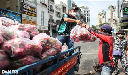 Free dragon fruit offered in HCM City