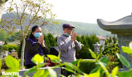 Traditional grave cleaning as Tet nears