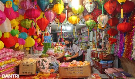 Hanoi streets colourful ahead of Tet