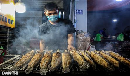 Grilled snakehead fish street busy for God of Wealth Day