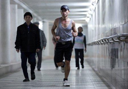Hanoian’s adopt pedestrian subway for exercise