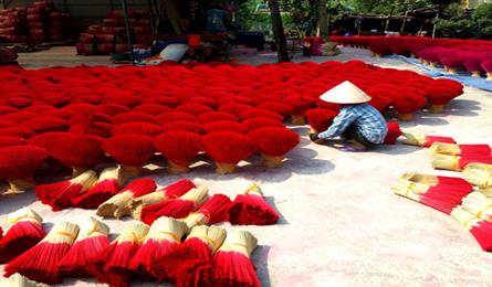 Hanoi incense-making commune busy
