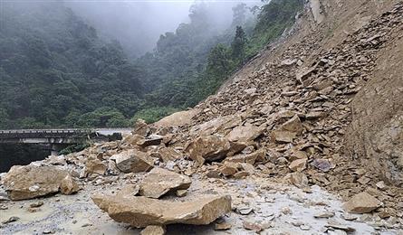 Landslide blocks traffic on Ha Tinh road