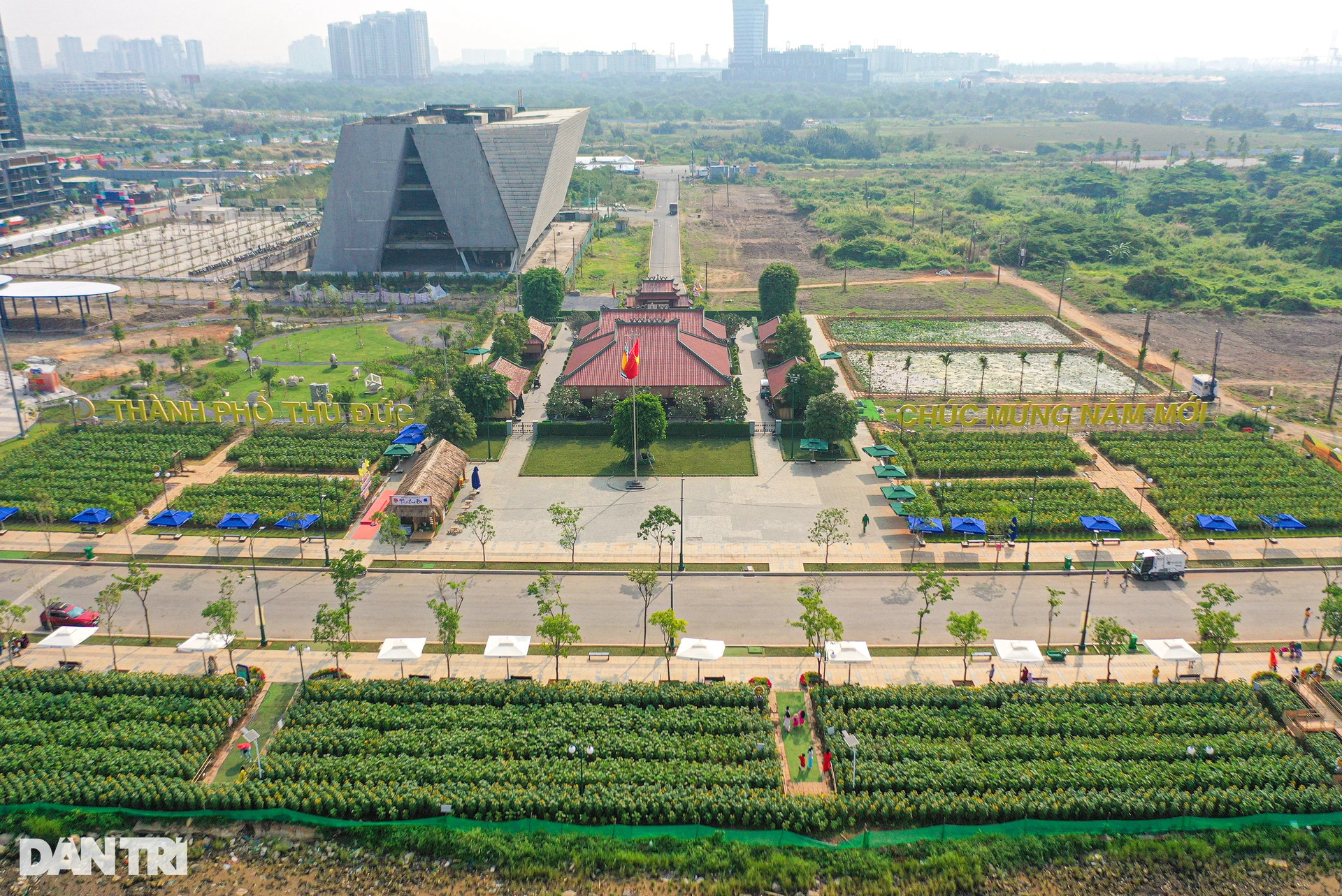 Saigon River Park gets facelift ahead of Tet