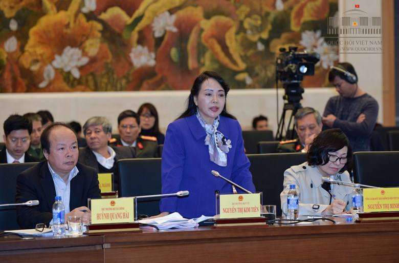 Health Minister Nguyen Thi Kim Tien (middle) speaks at a meeting on reviewing food safety policies in the 2011-2016 period in Hanoi on April 20.