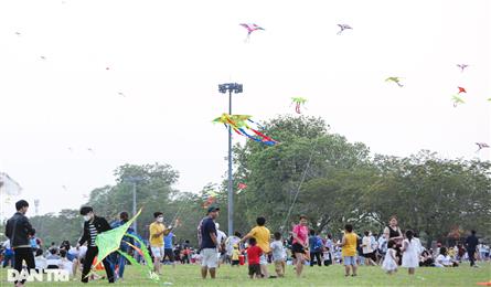 Thousands of kites fly at Hue festival