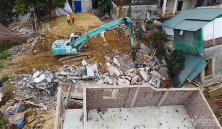 Houses hit by Bac Ninh riverbank erosion demolished