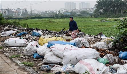 Hanoi streets strewn with rubbish