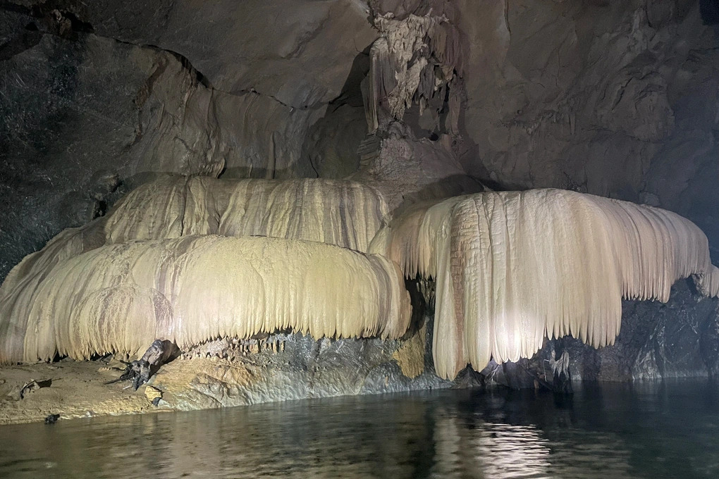 New cave with with stunning stalactites found in Quang Binh