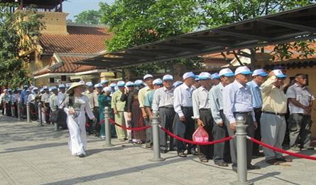 Crowds pay tribute to late President Ho Chi Minh